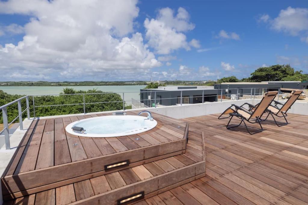 Bord De La Villa Miyakojima (Okinawa)